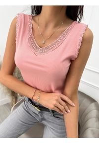 ModnaKiecka.pl - Brzoskwiniowa Bokserka z Ozdobną Koronką 9682-403-C. Okazja: na co dzień. Kolor: różowy. Materiał: wiskoza, elastan, włókno. Długość rękawa: na ramiączkach. Wzór: koronka. Styl: casual #1