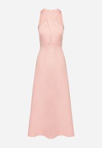 Born2be - Różowa Rozkloszowana Sukienka z Wiskozą i Dekoltem Typu Halter Dolienna. Typ kołnierza: dekolt halter. Kolor: różowy. Materiał: wiskoza. Typ sukienki: rozkloszowane. Styl: elegancki