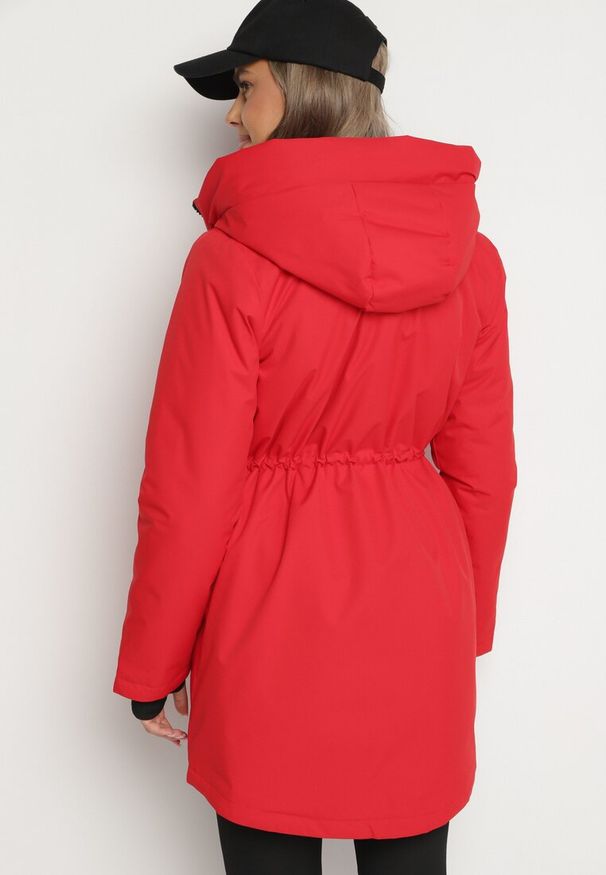Born2be - Czerwona Kurtka Parka Zapinana na Napy Ściągana w Pasie Troczkami Arstilla. Okazja: na co dzień. Kolor: czerwony. Materiał: dzianina, jeans. Styl: elegancki, casual