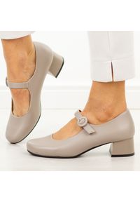 C.Szare półbuty damskie Sergio Leone Pb416. Nosek buta: okrągły. Zapięcie: pasek. Kolor: szary. Materiał: skóra. Sezon: wiosna, lato. Obcas: na obcasie. Styl: elegancki, klasyczny, wizytowy. Wysokość obcasa: średni #1