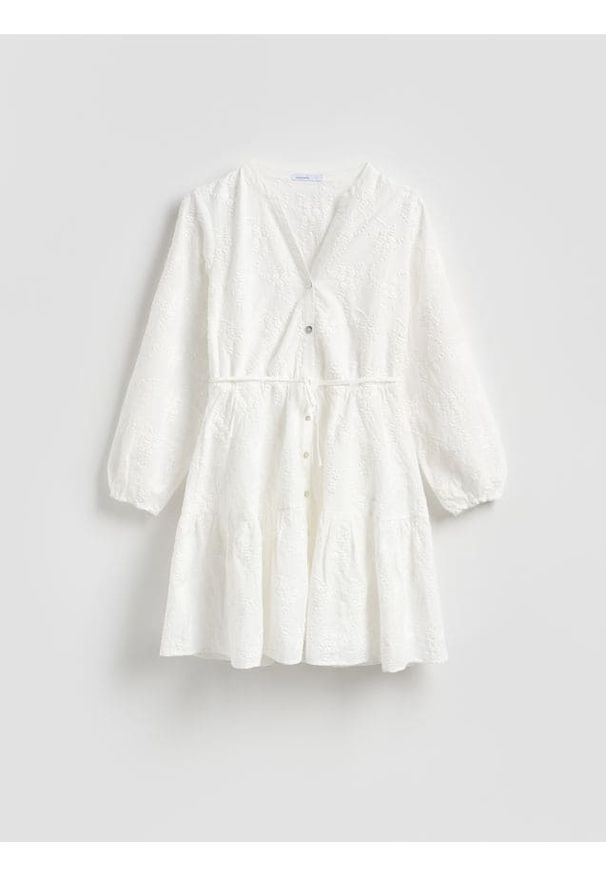 Reserved - Sukienka z haftem - biały. Kolor: biały. Materiał: tkanina, bawełna. Wzór: haft
