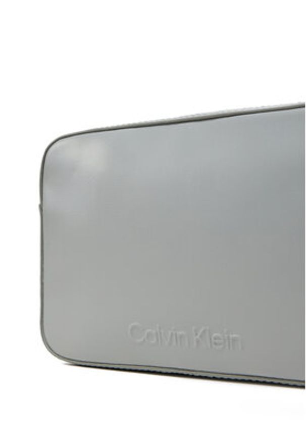 Calvin Klein Torebka Embossed Logo Camera Bag K60K612555 Szary. Kolor: szary