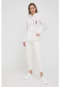 Desigual koszula bawełniana damska kolor biały regular z kołnierzykiem klasycznym. Okazja: na co dzień. Typ kołnierza: kołnierzyk klasyczny. Kolor: biały. Materiał: bawełna. Styl: klasyczny #4