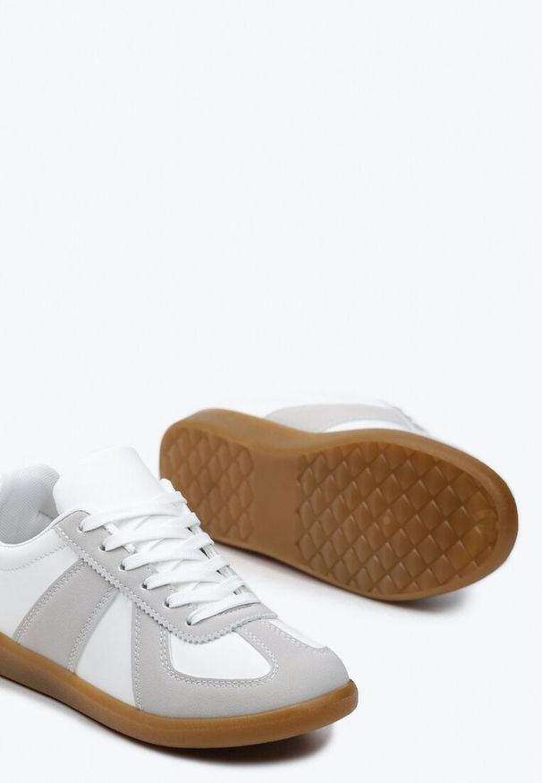 Renee - Szaro-Białe Sneakersy Tenisówki z Ozdobnymi Przeszyciami Sumina. Nosek buta: okrągły. Kolor: biały. Materiał: materiał. Obcas: na obcasie. Wysokość obcasa: niski