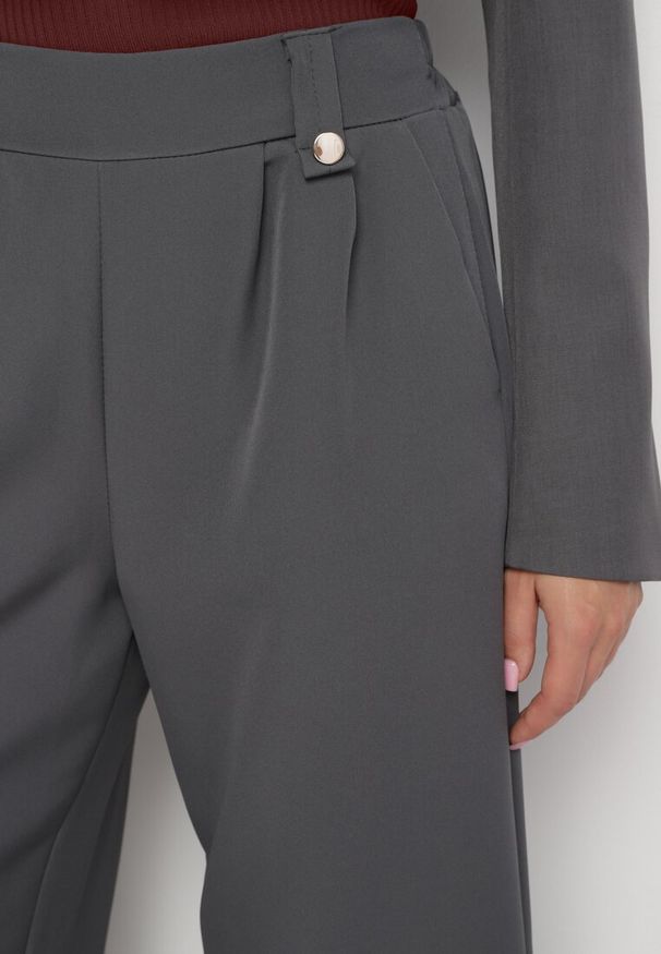 Born2be - Ciemnoszare Spodnie o Fasonie Szerokich Dzwonów z Ozdobnymi Zakładkami w Talii Narimes. Stan: podwyższony. Kolor: szary