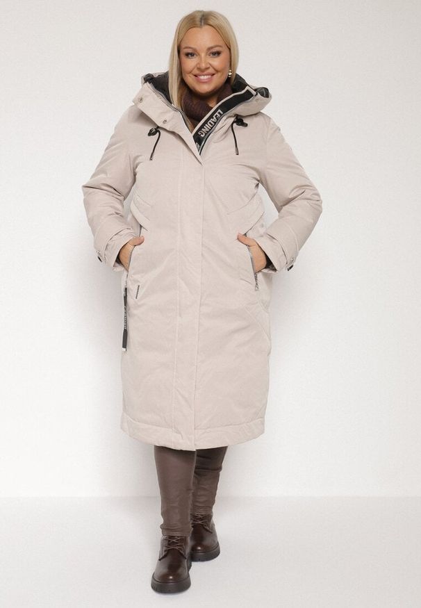 Born2be - Beżowa Kurtka z Kapturem o Wydłużonym Fasonie z Kieszeniami na Suwak Loreldra. Typ kołnierza: kaptur. Kolor: beżowy