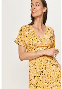 ANSWEAR - Answear - Sukienka Answear Lab. Okazja: na co dzień. Kolor: żółty. Materiał: tkanina, wiskoza. Długość rękawa: krótki rękaw. Wzór: kwiaty. Typ sukienki: rozkloszowane, proste. Styl: wakacyjny. Długość: mini #7