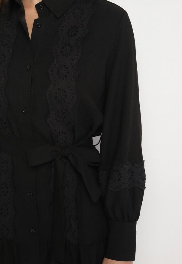 Born2be - Czarna Koszulowa Sukienka z Wiskozy z Bawełną Koronką i Paskiem Lilresia. Okazja: na co dzień. Kolor: czarny. Materiał: wiskoza, koronka, bawełna. Długość rękawa: długi rękaw. Wzór: koronka. Sezon: wiosna, lato. Typ sukienki: koszulowe. Styl: elegancki, casual, klasyczny