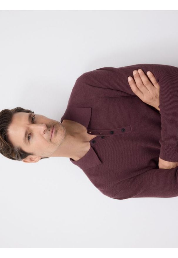 Reserved - Sweter polo z lnem - bordowy. Typ kołnierza: polo. Kolor: czerwony. Materiał: len
