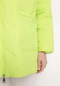 Born2be - Zielona Kurtka Oversize z Kapturem z Ozdobnym Pikowaniem i Rozcięciem Klimella. Typ kołnierza: kaptur. Kolor: zielony. Styl: elegancki #6