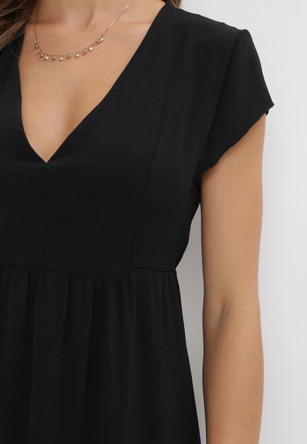 Born2be - Czarna Sukienka Midi Rozkloszowana z Falbanką Sanissa. Okazja: na co dzień. Kolor: czarny. Styl: casual, klasyczny. Długość: midi