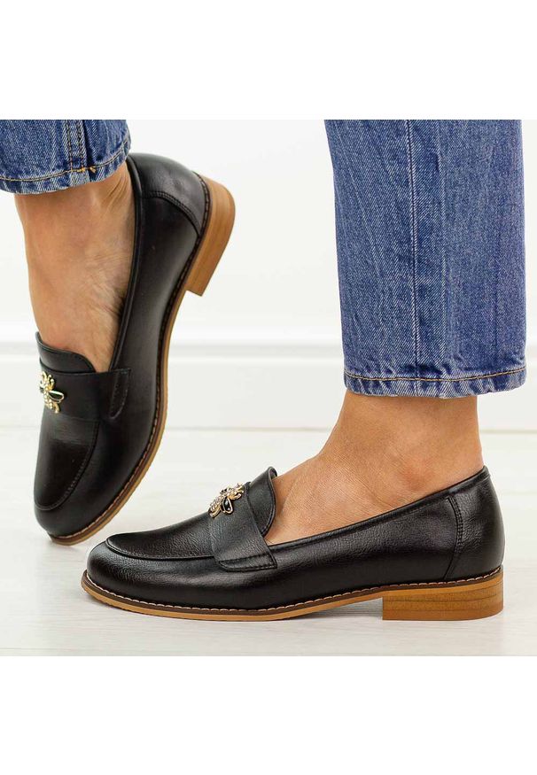 POTOCKI - Czarne skórzane mokasyny damskie Potocki 19382. Okazja: na co dzień. Nosek buta: okrągły. Kolor: czarny. Szerokość cholewki: normalna. Wzór: aplikacja. Materiał: skóra. Sezon: wiosna, jesień, lato. Obcas: na obcasie. Styl: casual, elegancki, klasyczny. Wysokość obcasa: niski