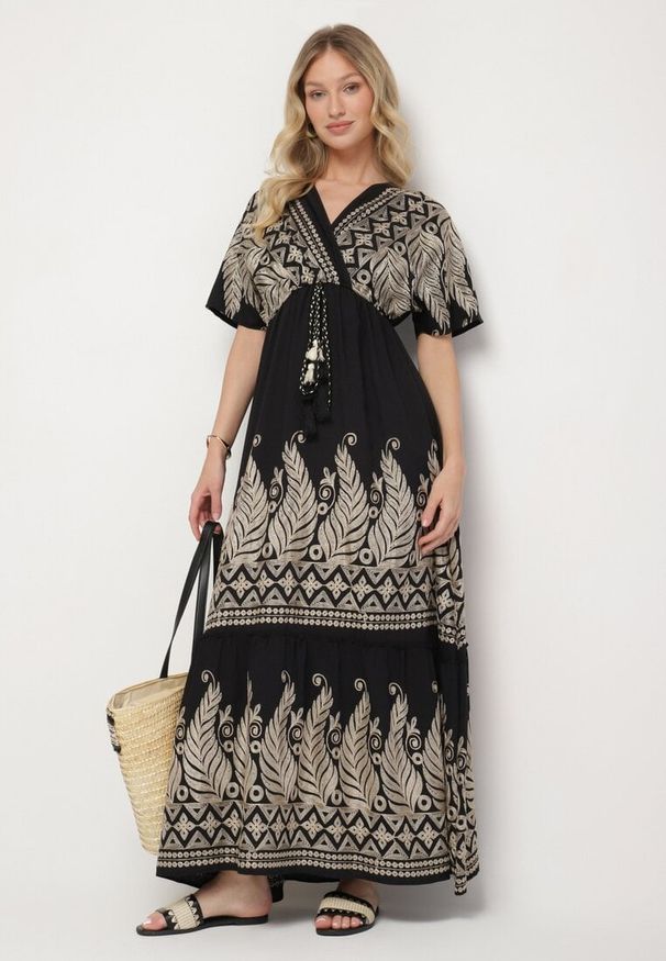 Born2be - Czarna Kopertowa Sukienka z Wiskozy Ozdobiona Frędzlami Redare. Okazja: na co dzień. Typ kołnierza: dekolt w serek. Kolor: czarny. Materiał: wiskoza. Wzór: aplikacja. Typ sukienki: kopertowe. Styl: casual, klasyczny, boho