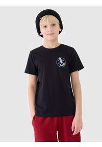 4f - 4F T-shirt regular z nadrukiem chłopięcy - czarny 122 (6-7 lat). Okazja: na co dzień. Kolor: czarny. Materiał: dzianina, bawełna, jersey. Długość rękawa: krótki rękaw. Długość: krótkie. Wzór: nadruk. Sezon: lato. Styl: klasyczny, sportowy, casual