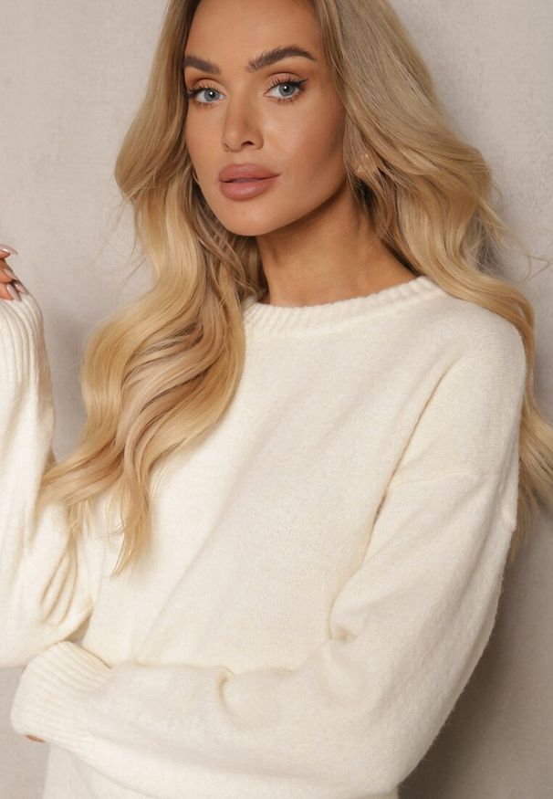 Renee - Jasnobeżowy Sweter z Domieszką Wełny Torissia. Okazja: do pracy, na co dzień. Kolor: beżowy. Materiał: wełna. Długość rękawa: długi rękaw. Długość: długie. Styl: elegancki, casual, klasyczny