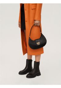 Kazar - Czarna torebka baguette z eleganckim zapięciem. Kolor: czarny. Wzór: aplikacja. Materiał: skórzane. Styl: elegancki. Rodzaj torebki: na ramię #5