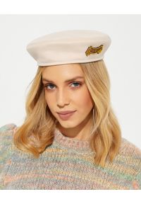 RUSLAN BAGINSKIY - Beżowy beret ozdobiony naszywką. Kolor: beżowy. Materiał: materiał, wełna. Wzór: aplikacja