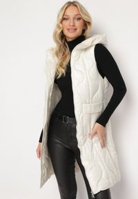 Born2be - Jasnobeżowa Pikowana Kamizelka z Kapturem i Kieszeniami Kress. Typ kołnierza: kaptur. Kolor: beżowy #3