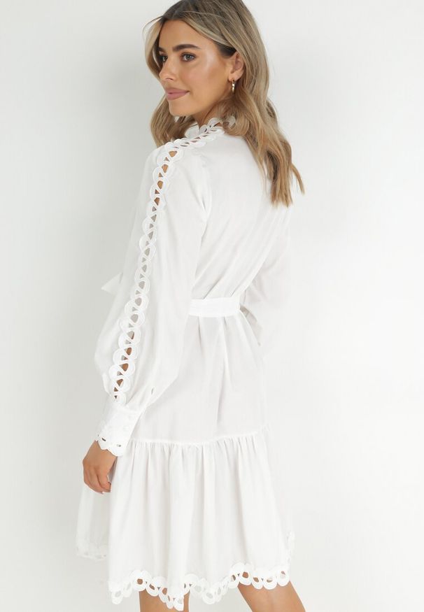 Born2be - Biała Sukienka Midi ze Stójką Perłowymi Guzikami i Wiązanym Paskiem Fenya. Typ kołnierza: kołnierzyk stójkowy. Kolor: biały. Materiał: materiał. Długość rękawa: długi rękaw. Wzór: ażurowy, aplikacja. Długość: midi