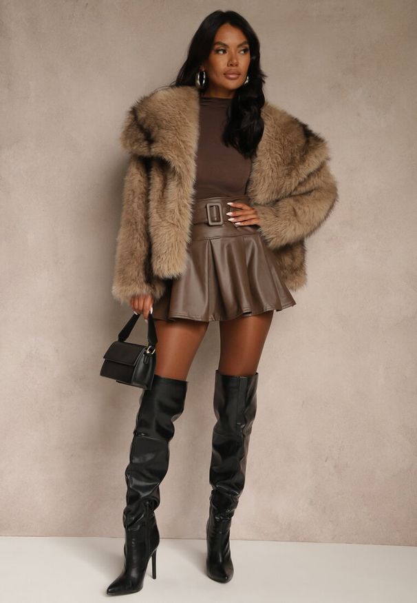 Renee - Jasnobrązowa Kurtka Futerko o Kroju Oversize z Ozdobnym Kołnierzem Monella. Okazja: na imprezę, na co dzień. Kolor: brązowy. Materiał: futro. Styl: casual