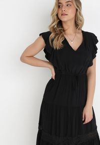 Born2be - Czarna Sukienka Cileis. Typ kołnierza: kołnierz z falbankami. Kolor: czarny. Materiał: wiskoza, koronka. Długość rękawa: krótki rękaw. Wzór: geometria. Długość: maxi #3