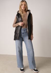 Born2be - Czarna Pikowana Kamizelka o Długim Kroju z Nieodpinanym Kapturem i Aplikacją Koretes. Okazja: na co dzień. Kolor: czarny. Materiał: prążkowany, poliester. Długość: długie. Wzór: aplikacja. Styl: casual #7