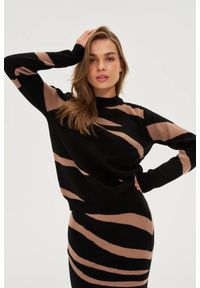 MOODO - Sweter w zwierzęcy wzór czarny. Kolor: czarny. Materiał: wiskoza, poliester, poliamid. Wzór: motyw zwierzęcy