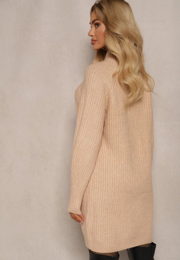 Renee - Beżowa Pudełkowa Sukienka Sweterkowa Półgolf z Wełną Norawen. Okazja: na co dzień. Kolor: beżowy. Materiał: wełna. Styl: casual, klasyczny