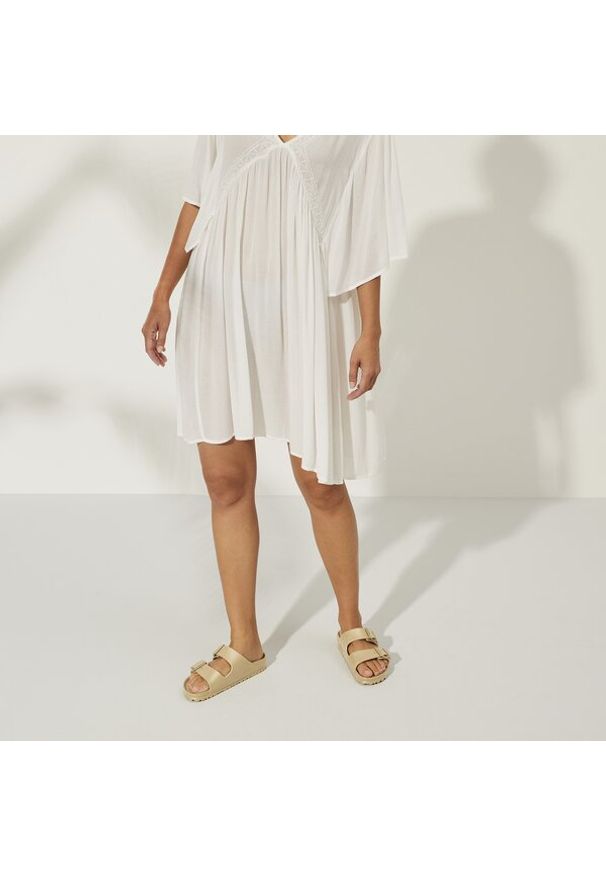 Birkenstock Arizona Essentials EVA Klapki damskie. Okazja: na plażę. Kolor: złoty. Wzór: paski. Sezon: lato. Styl: glamour, klasyczny