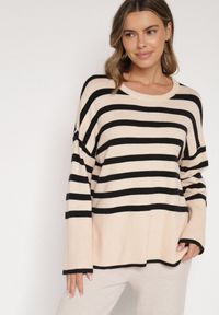 Born2be - Czarno-Kremowy Sweter o Kroju Oversize z Motywem Pasków Irtusa. Okazja: na co dzień. Kolor: czarny. Materiał: jeans. Styl: casual #1
