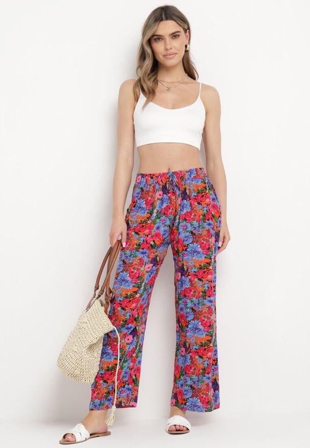 Born2be - Fioletowo-Różowe Proste Spodnie z Wiskozy w Kwiatowy Print Yadolle. Stan: podwyższony. Kolor: fioletowy. Materiał: wiskoza. Wzór: kwiaty, nadruk. Sezon: lato