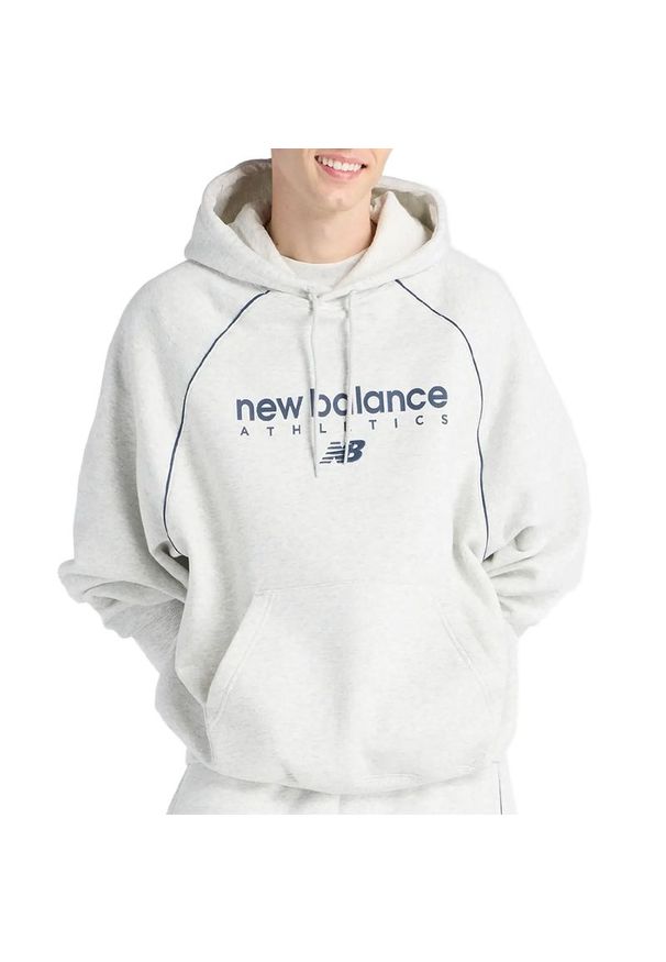 Bluza męska New Balance Trackside Fleece MT611629AHH - szara. Kolor: szary. Materiał: bawełna, dresówka, poliester. Wzór: aplikacja. Styl: klasyczny