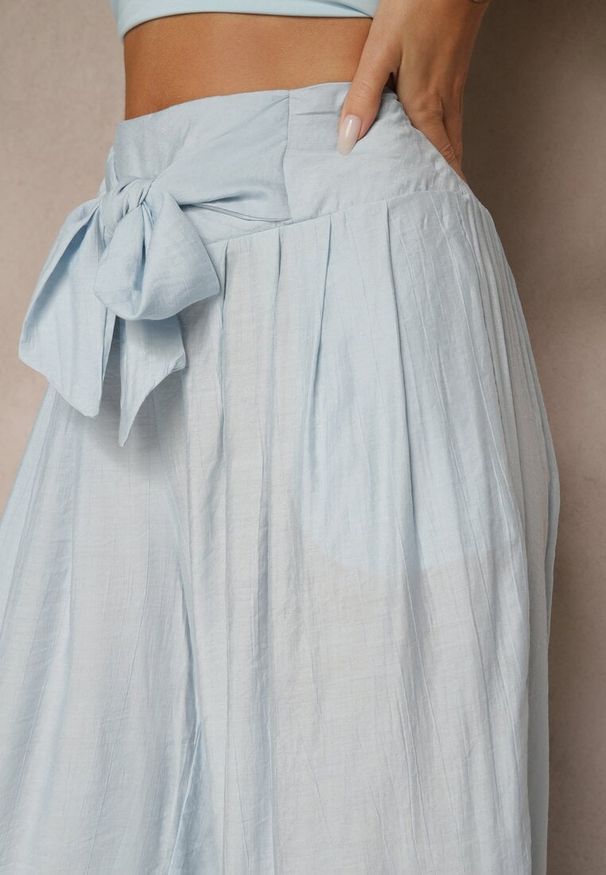 Renee - Niebieskie Wiskozowe Spodnie High Waist o Szerokim Kroju Aranisa. Okazja: na co dzień. Stan: podwyższony. Kolor: niebieski. Materiał: wiskoza. Wzór: aplikacja. Styl: elegancki, casual