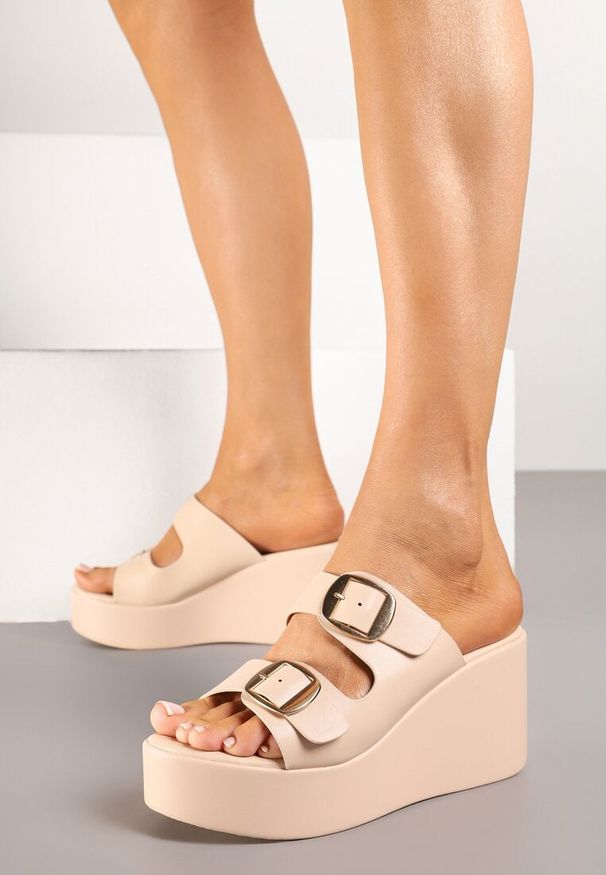 Renee - Beżowe Klapki na Koturnie z Paskami z Klamrami Vovianne. Okazja: na spacer. Kolor: beżowy. Sezon: lato. Obcas: na koturnie. Styl: elegancki