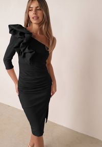 Born2be - Czarna Asymetryczna Sukienka Koktajlowa o Dopasowanym Fasonie z Ozdobnym Rękawem Canotis. Kolor: czarny. Materiał: poliester, elastan. Typ sukienki: asymetryczne. Styl: wizytowy #1