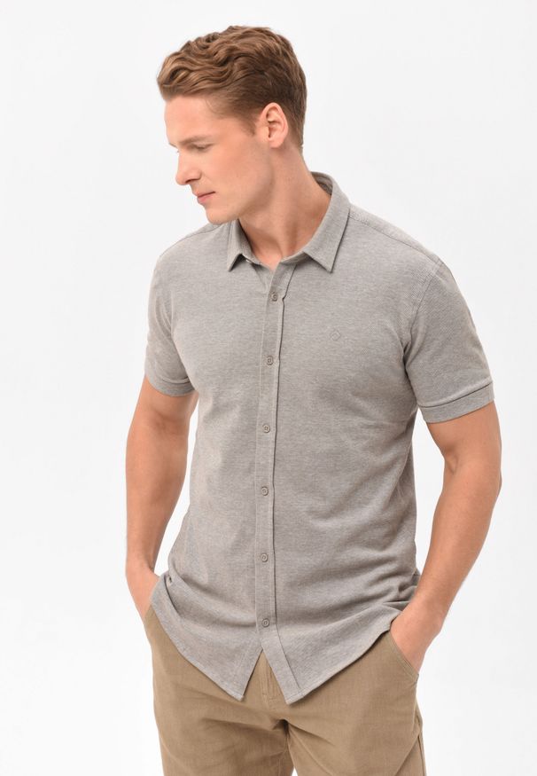 Volcano - Koszula z krótkim rękawem, Slim Fit, C-XEWIR. Typ kołnierza: kołnierzyk klasyczny. Kolor: szary. Materiał: tkanina, materiał, bawełna, jeans, elastan. Długość rękawa: krótki rękaw. Długość: krótkie. Wzór: melanż. Sezon: lato. Styl: klasyczny, elegancki