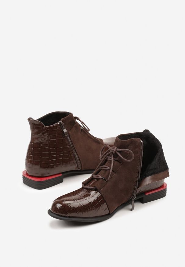 Born2be - Brązowe Lakierowane Botki Vices z Tłoczeniem Ozvila. Okazja: na co dzień. Zapięcie: zamek. Kolor: brązowy. Materiał: lakier. Styl: casual, elegancki