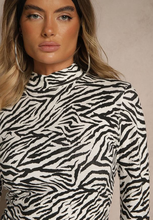 Renee - Czarno-Biała Bluzka z Bawełny Typu Longsleeve z Golfem w Zebrę Cralissa. Okazja: do pracy, na spotkanie biznesowe. Typ kołnierza: golf. Kolor: czarny. Materiał: bawełna. Długość rękawa: długi rękaw. Długość: długie. Wzór: motyw zwierzęcy. Styl: klasyczny, biznesowy