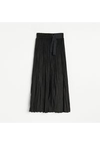 Reserved - Plisowana spódnica z imitacji zamszu - Czarny. Kolor: czarny. Materiał: zamsz #1
