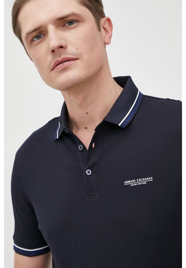Armani Exchange polo bawełniane kolor granatowy z nadrukiem. Typ kołnierza: polo. Kolor: niebieski. Materiał: bawełna. Długość: krótkie. Wzór: nadruk