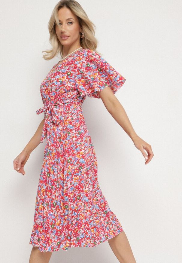 Born2be - Czerwona Rozkloszowana Sukienka w Kwiaty z Kopertowym Dekoltem Plisowana Lanasira. Kolor: czerwony. Wzór: kwiaty. Typ sukienki: kopertowe