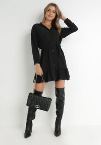 Born2be - Czarna Sukienka Koszulowa z Falbanką i Wiązanym Paskiem Fian. Kolor: czarny. Materiał: materiał. Długość rękawa: długi rękaw. Typ sukienki: koszulowe. Styl: klasyczny. Długość: mini #2
