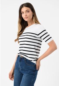 Volcano - Dzianinowa koszulka w paski TM-IRIS. Okazja: na co dzień. Kolor: czarny, wielokolorowy, biały. Materiał: dzianina. Długość rękawa: krótki rękaw. Długość: krótkie. Wzór: paski. Styl: casual, elegancki #1
