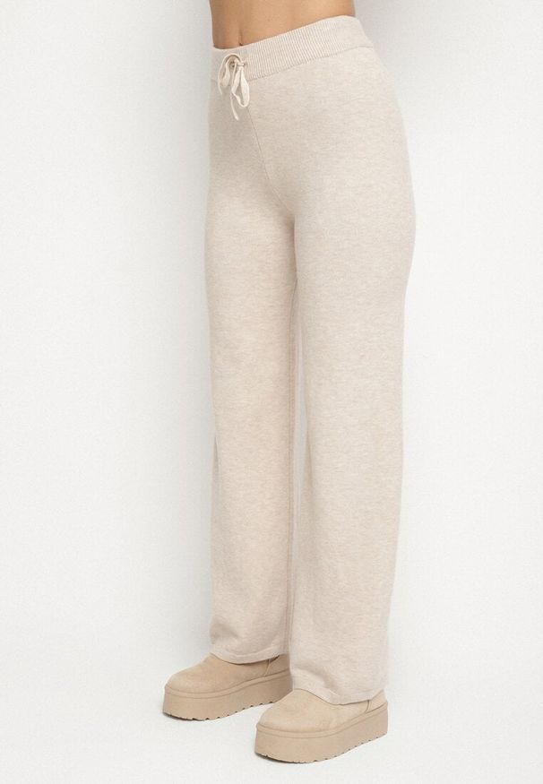 Born2be - Jasnobeżowy Dzianinowy Komplet z Wełną Sweter z Półgolfem i Szerokie Spodnie Lanerra. Kolor: beżowy. Materiał: dzianina, wełna. Sport: turystyka piesza