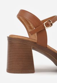 Renee - Ciemnobeżowe Plecione Sandały VICES na Słupku Stylizowanym na Drewniany Chasine. Nosek buta: otwarty. Zapięcie: sprzączka. Kolor: beżowy. Materiał: zamsz, skóra. Sezon: lato. Obcas: na słupku. Wysokość obcasa: średni #6