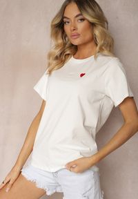 Renee - Biały Bawełniany T-shirt z Ozdobną Naszywką w Kształcie Serca Viklara. Okazja: na co dzień. Typ kołnierza: dekolt w kształcie V. Kolor: biały. Materiał: bawełna. Wzór: aplikacja. Styl: casual #5