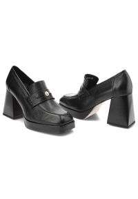 Czarne Półbuty Karino Eleganckie Skórzane Buty Na Obcasie. Okazja: na spotkanie biznesowe, na randkę. Zapięcie: bez zapięcia. Kolor: czarny. Materiał: skóra. Szerokość cholewki: normalna. Wzór: aplikacja. Obcas: na obcasie. Styl: elegancki. Wysokość obcasa: średni #5