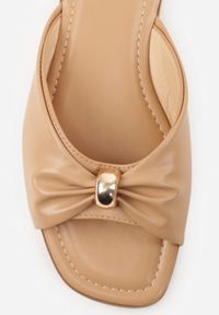 Born2be - Ciemnobeżowe Płaskie Klapki z Metaliczną Aplikacją na Marszczonym Pasku Lilaya. Okazja: na co dzień. Kolor: beżowy. Materiał: len. Wzór: aplikacja. Styl: casual, elegancki #8