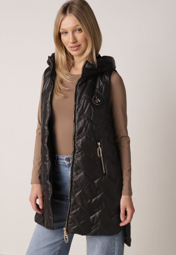 Born2be - Czarna Przejściowa Kamizelka Pikowana o Długim Kroju z Kapturem i Naszywką Harmaste. Okazja: na co dzień. Typ kołnierza: kaptur. Kolor: czarny. Materiał: jeans. Długość: długie. Wzór: aplikacja. Styl: casual