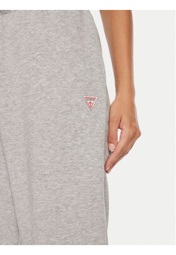 Guess Jeans Spodnie dresowe W4YB33 KC811 Szary Regular Fit. Kolor: szary. Materiał: bawełna